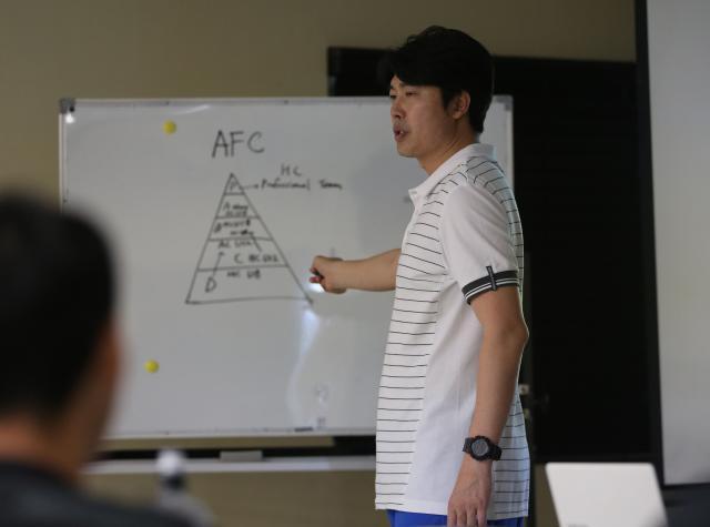02-金湘勳在关岛足协举办的教练证书课程上授课.jpg